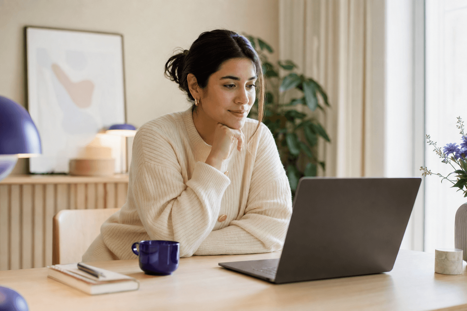 Markedsfører ved laptop som gjennomgår influencer-profiler og statistikk for å velge riktig samarbeidspartner