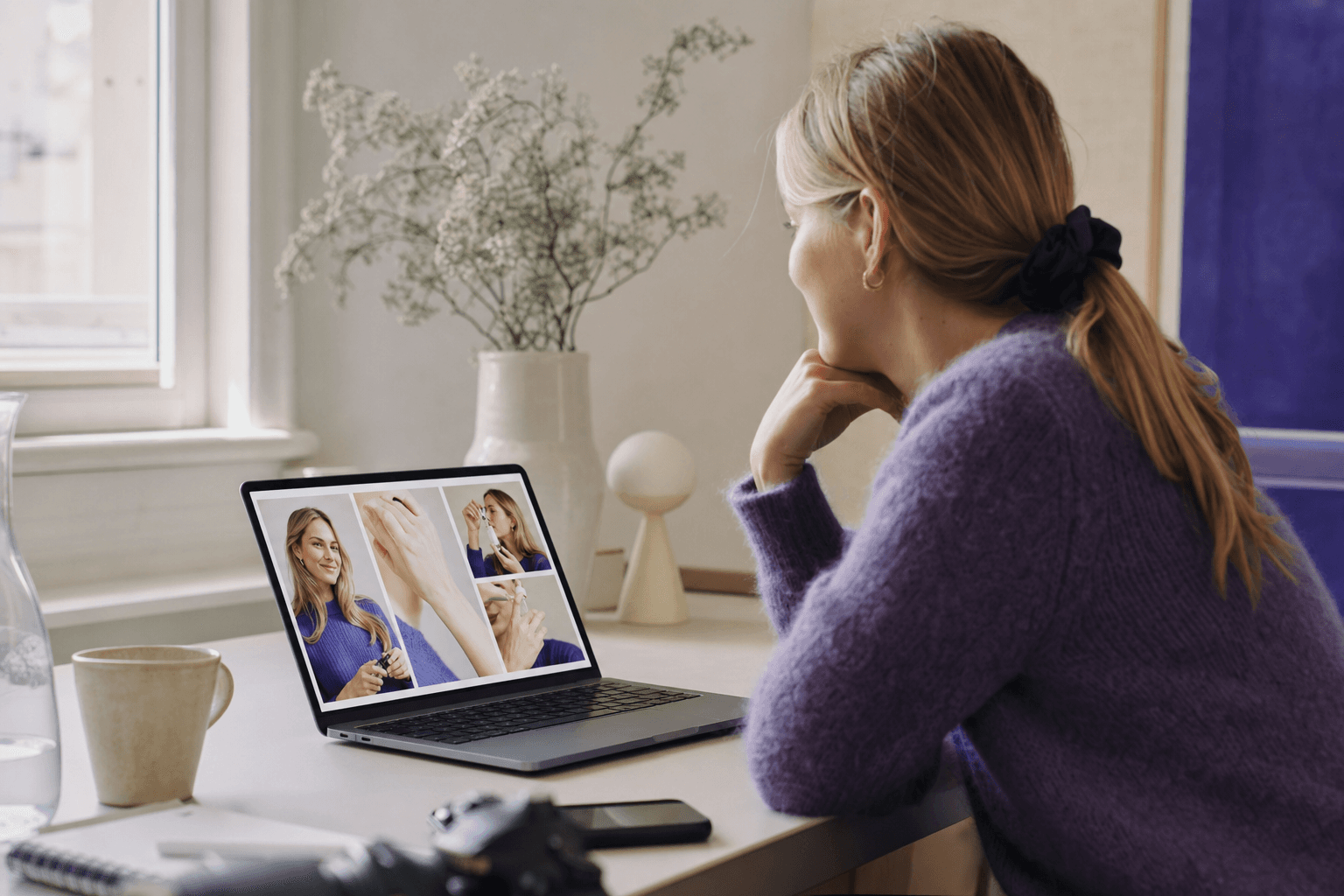 Markedsfører bruker laptop til å planlegge gjenbruk av influencer-innhold i betalt annonsering