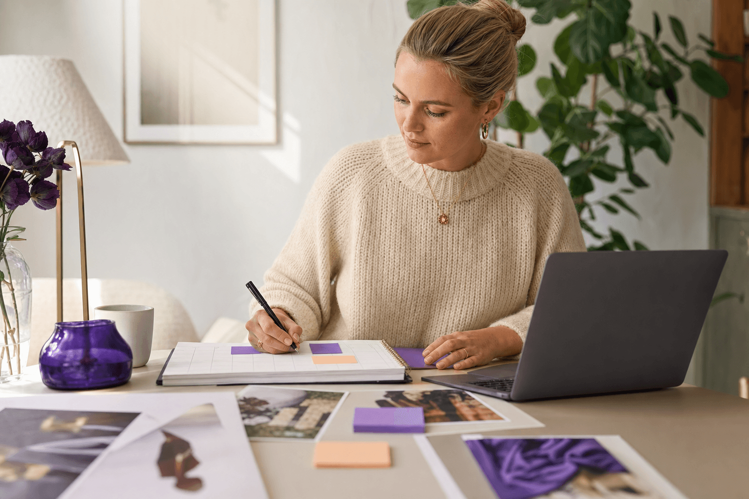 Markedsfører som planlegger høstkampanjer med kalender og notater foran en laptop