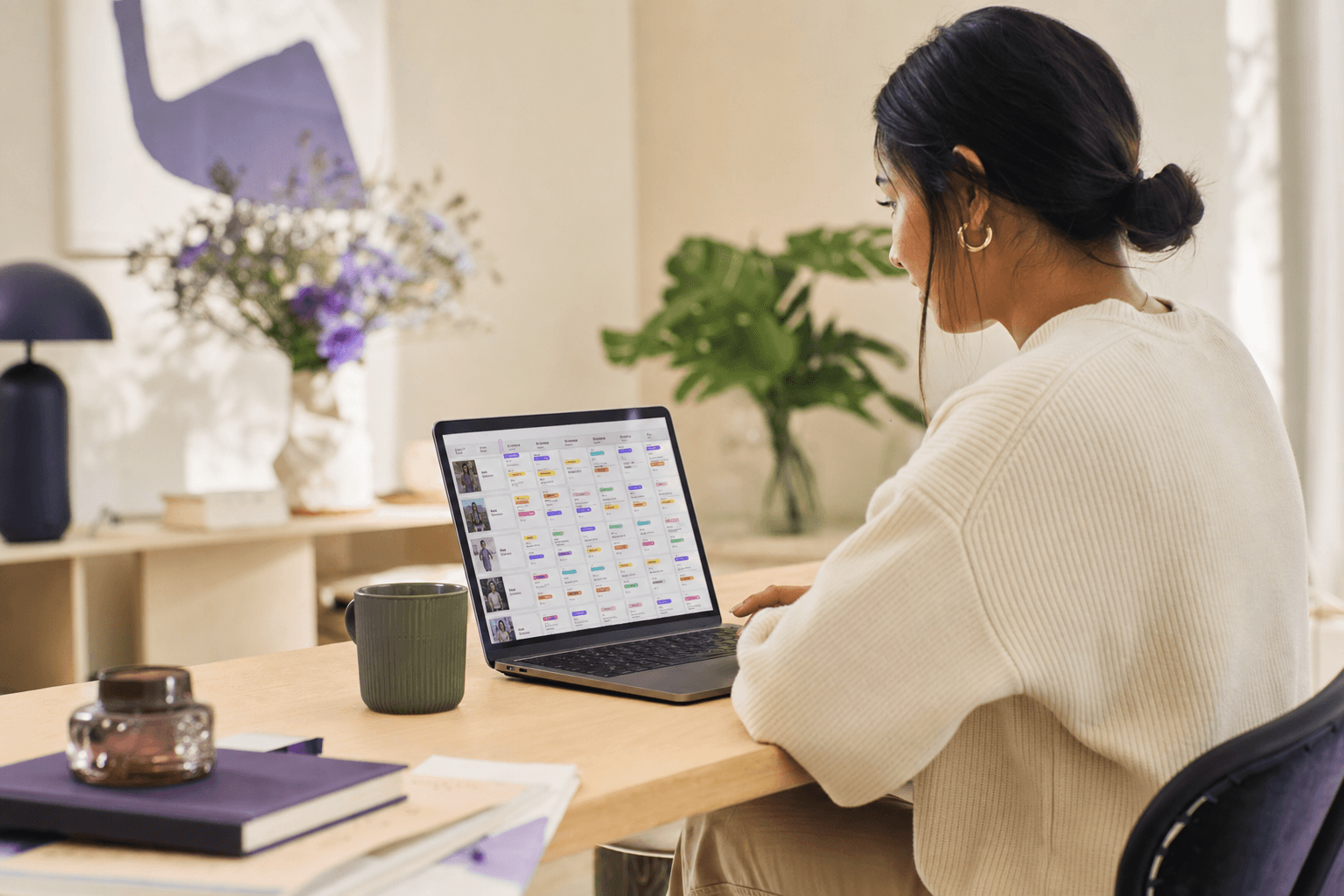 En markedsansvarlig ser over en kampanjeoversikt på laptop med flere influencer-samarbeid og statuskolonner