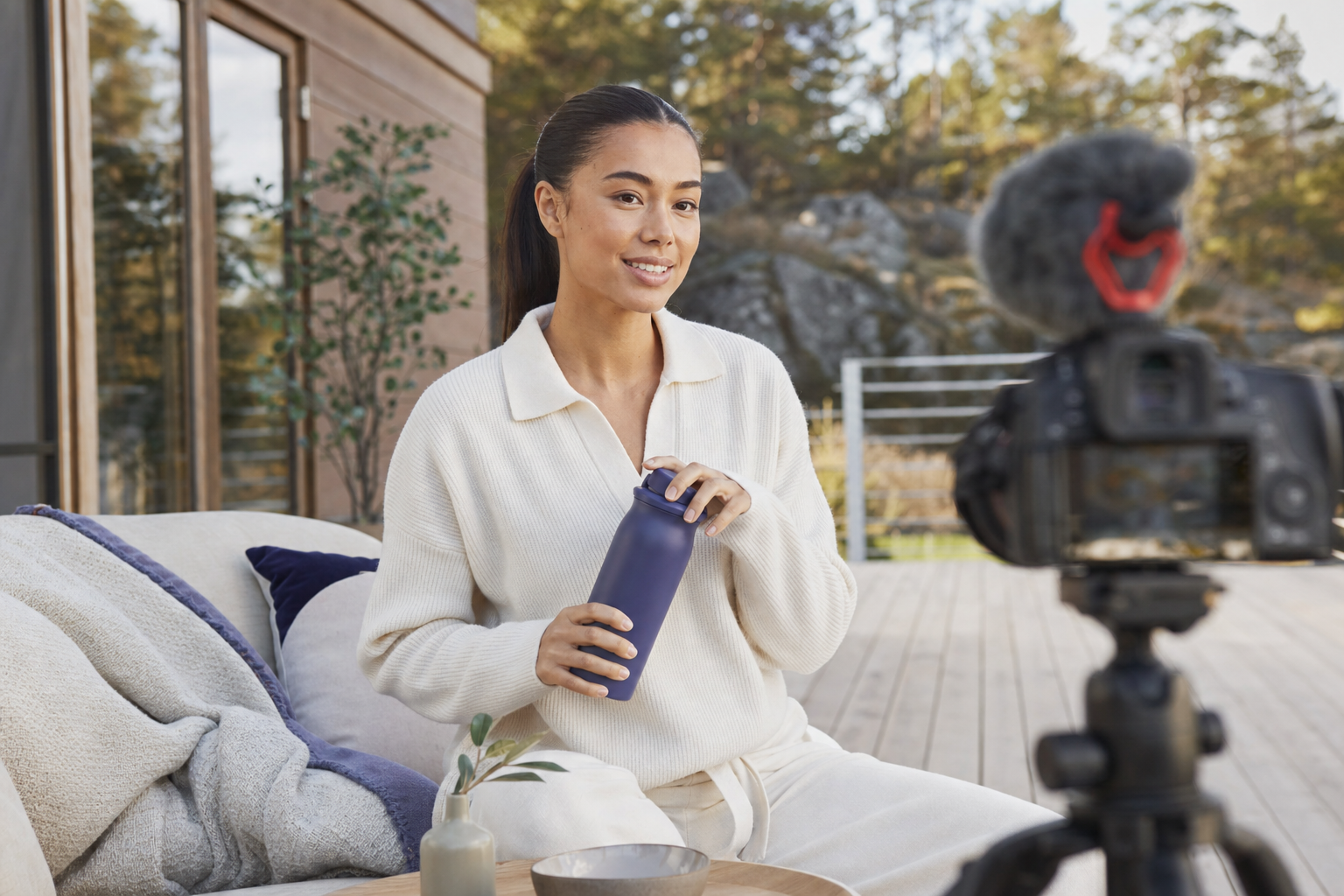 Influencer som filmer innhold i naturlige omgivelser, som illustrerer autentisk innholdsproduksjon for merkevarer